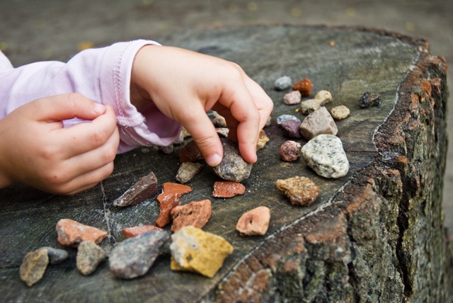 Child is playing with stones